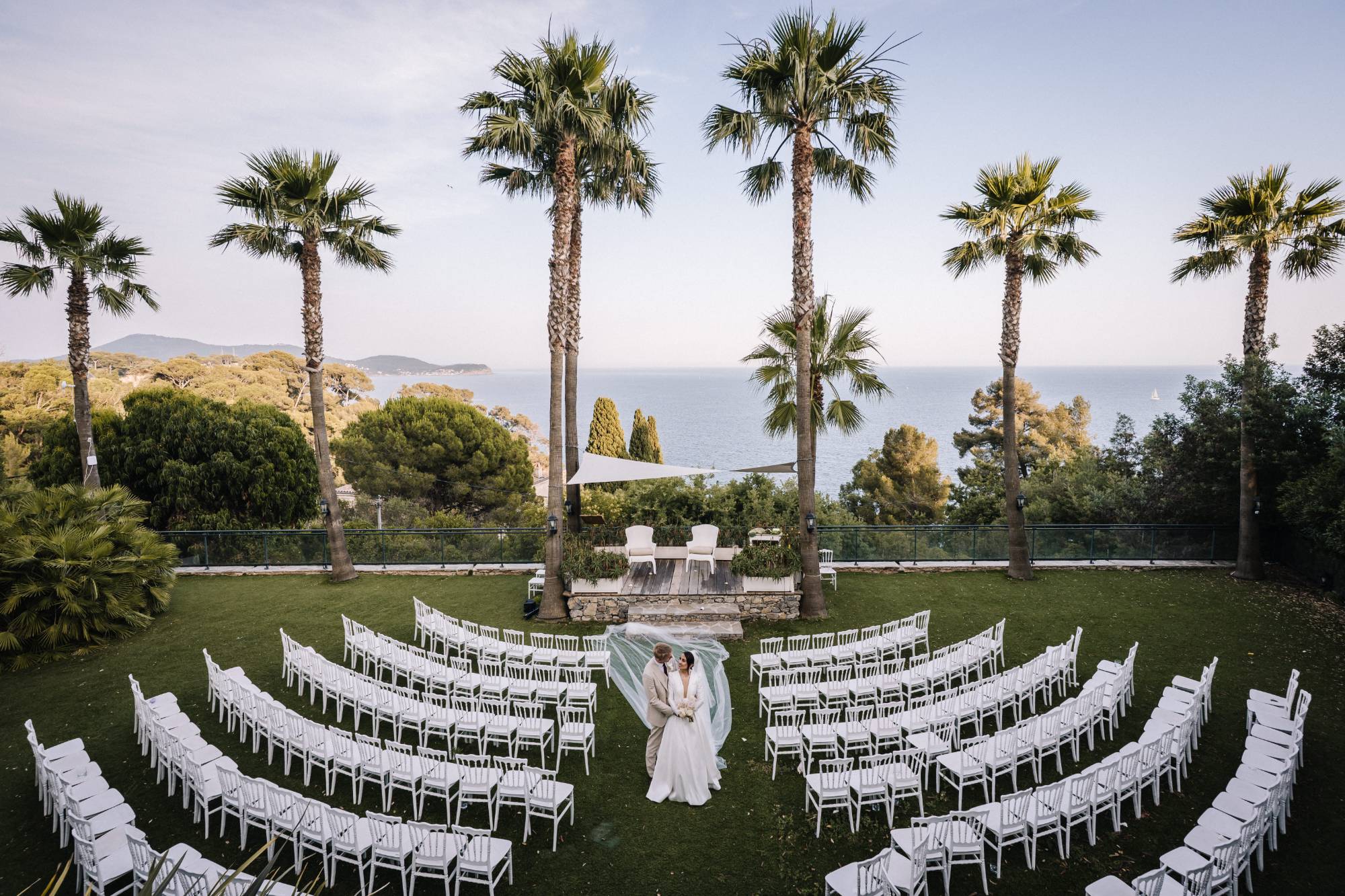 Cérémonie de mariage face à la mer, entre les palmiers