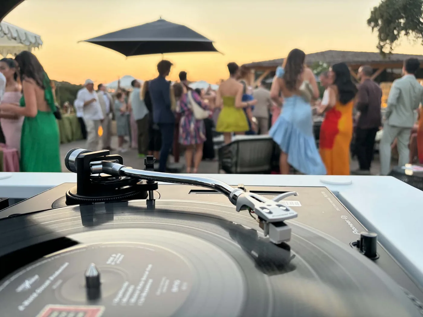 Platine vinyle en gros plan pendant un mariage en Provence