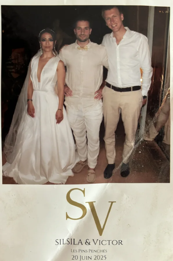 Photo souvenir avec Silsila et Victor, mariés aux Pins Penchés